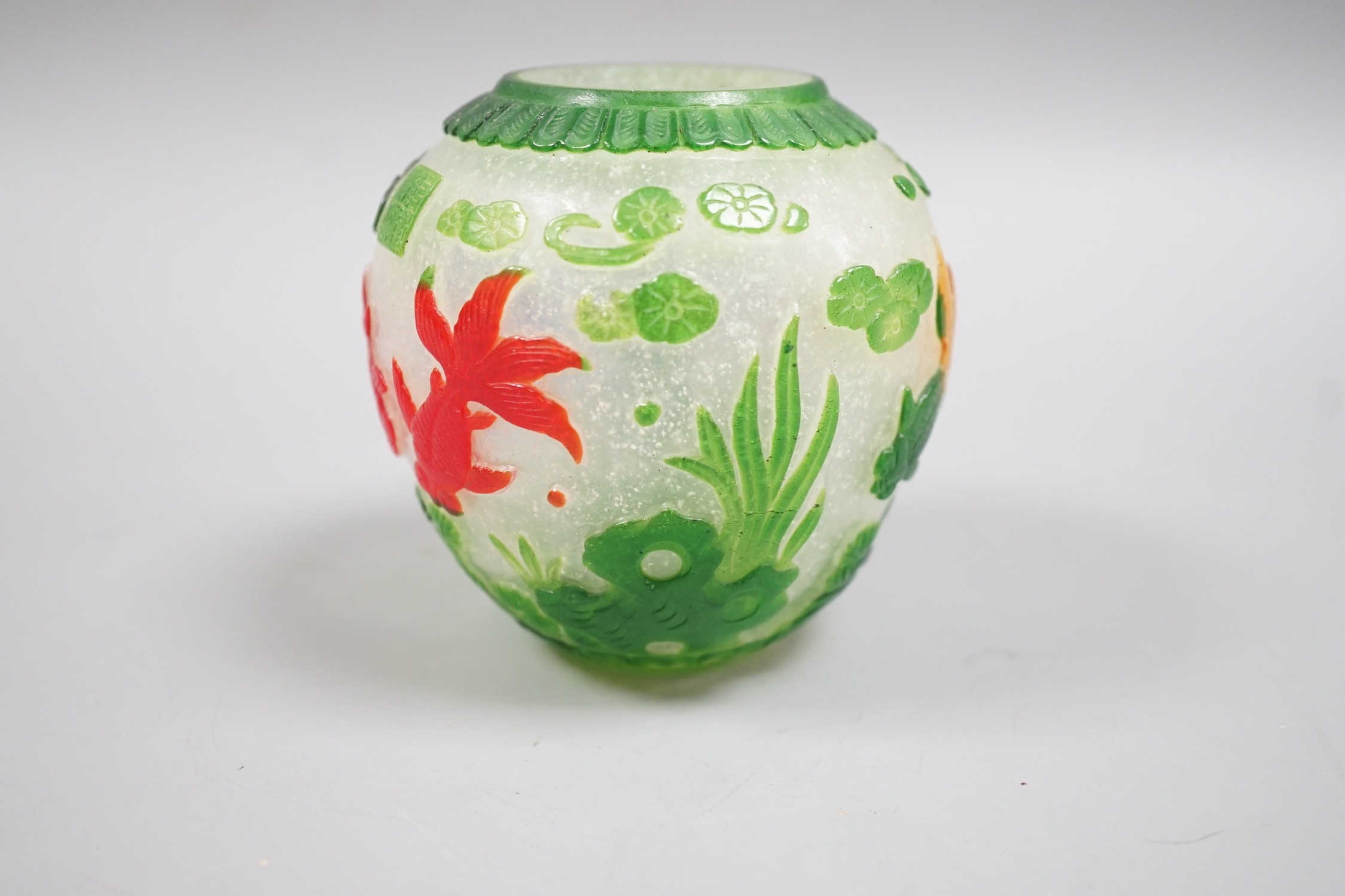 A Chinese overlaid glass vase, Qianlong seal mark. 9cm